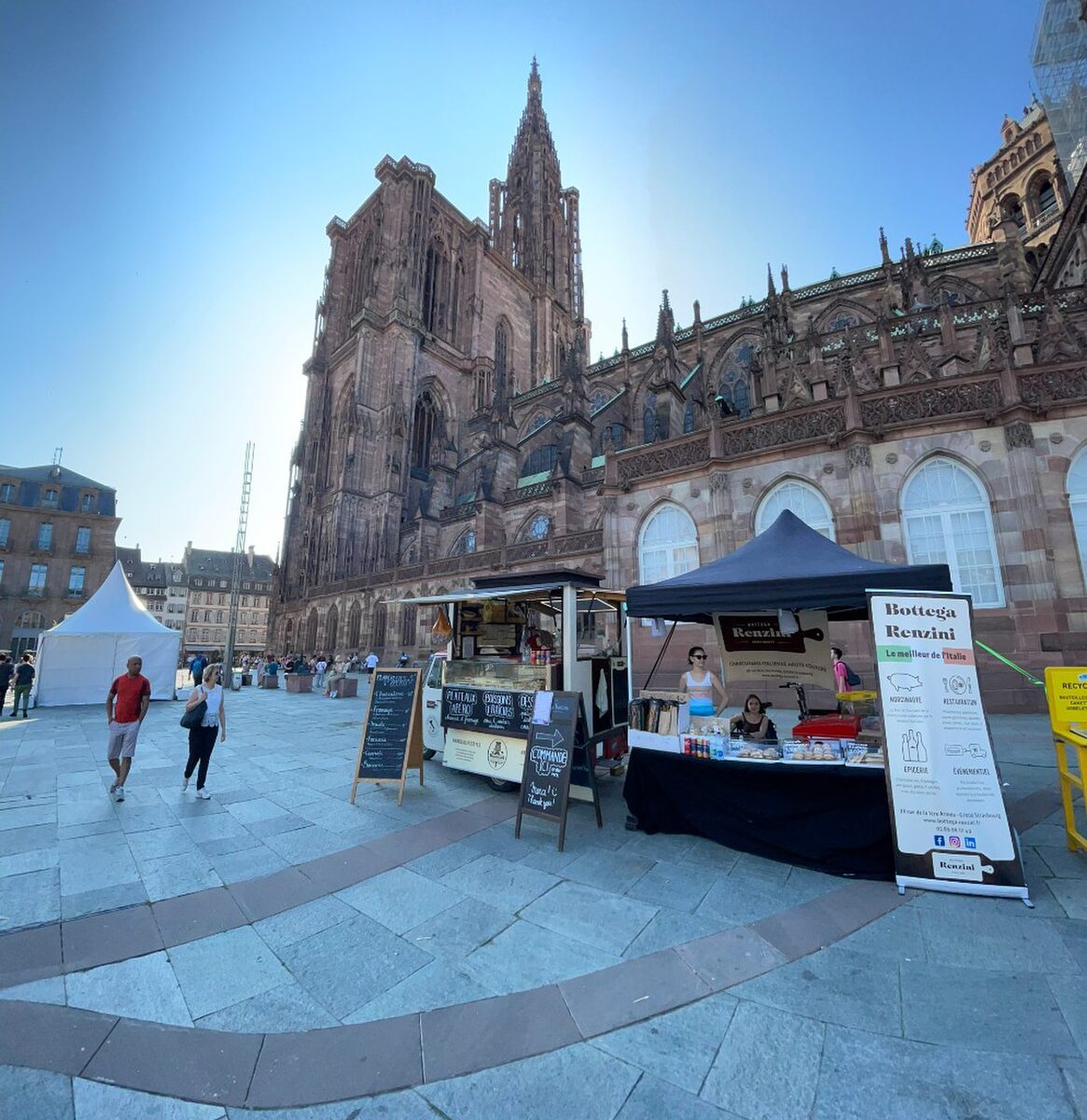 L’Ape Renzini et son stand place de la Cathédrale à Strasbourg