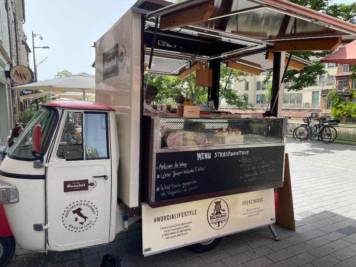 L’Ape Renzini ouverte, comptoir et vitrine, lors d’un food tour à Strasbourg