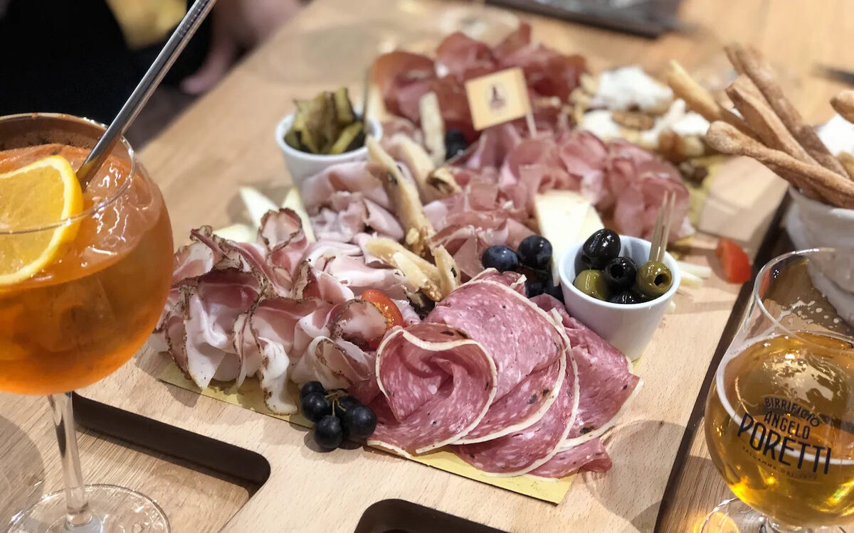 Plateau de charcuterie, fromages et aperitivo à la Bottega Renzini. Photo Pokaa / Bastien Pietronave
